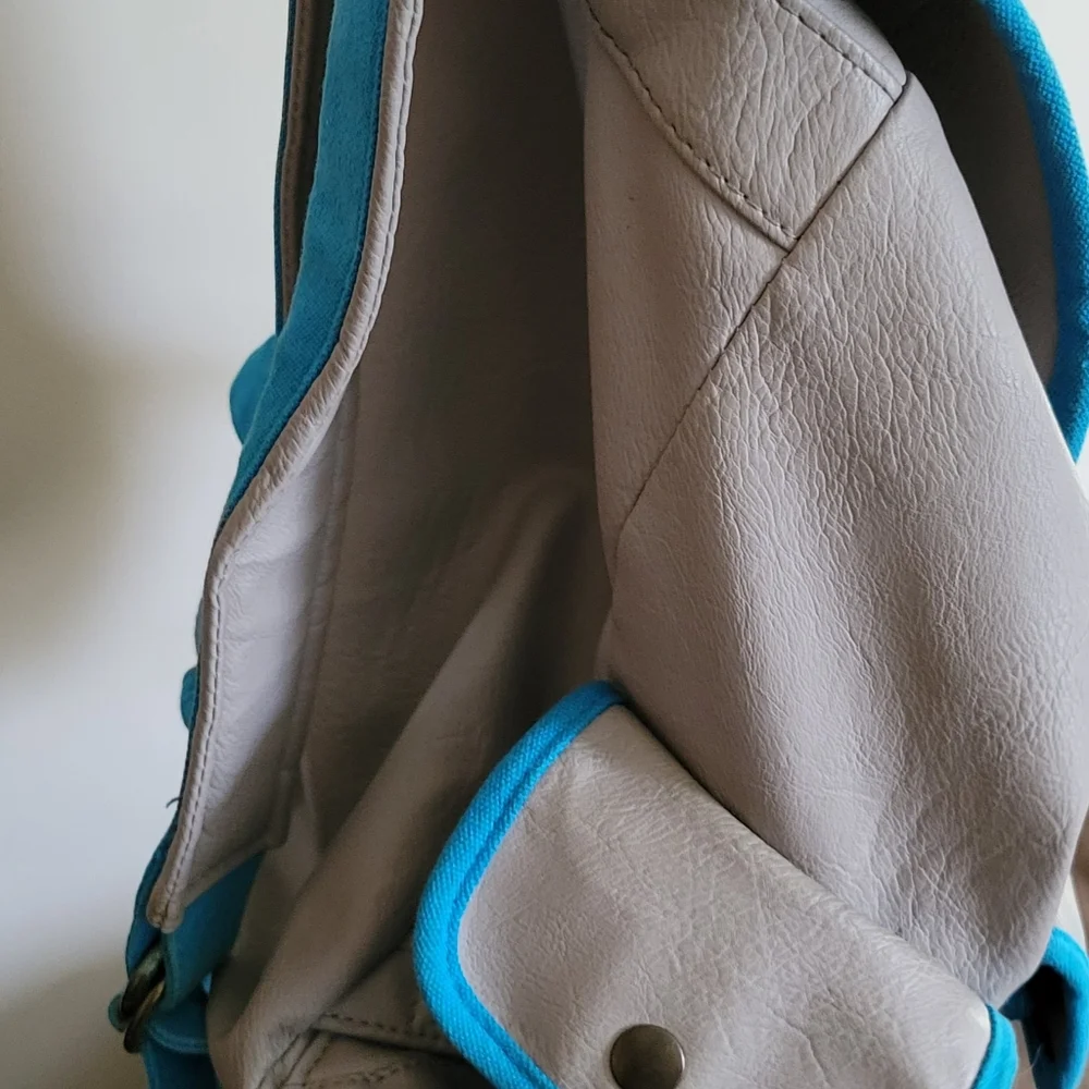 Backpack - Picture 3 of 4